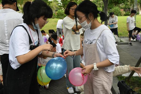 南昌現(xiàn)代外國語學校為高三學子舉行游園減壓活動