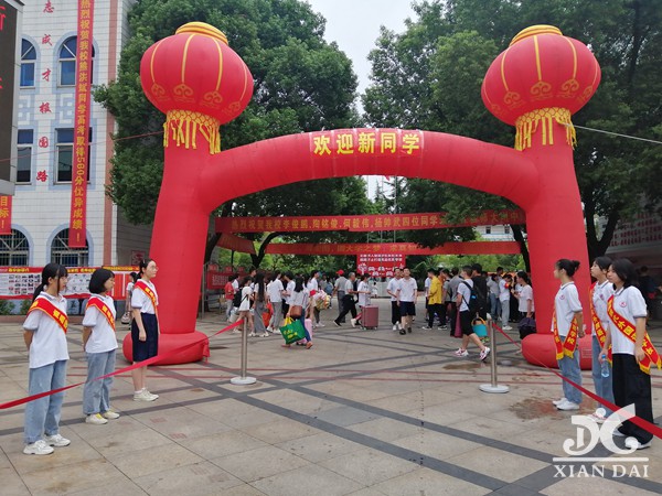 南昌現(xiàn)代外國語學(xué)校喜迎千余名高一新生報(bào)到