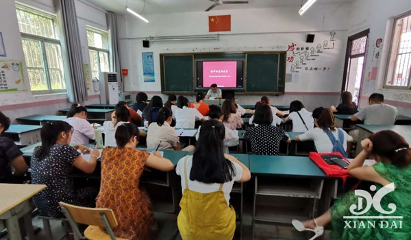 同心協(xié)力譜新篇 南昌現(xiàn)代外國語學(xué)校初中部舉辦新老教師培訓(xùn)會