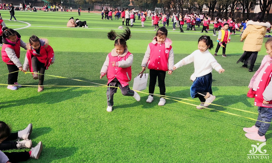 跳皮筋、丟手絹、踢毽子……南昌現(xiàn)代外國語學(xué)校玩起了傳統(tǒng)游戲，速來圍觀！