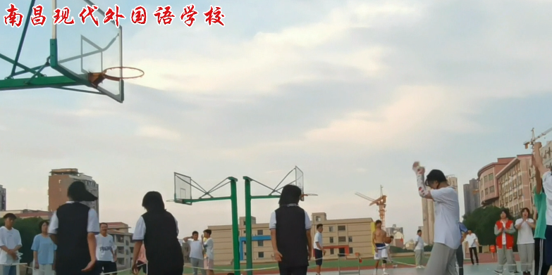 南昌現(xiàn)代外國(guó)語(yǔ)學(xué)校“陽(yáng)光青年杯”籃球賽活力開賽 | 女生隊(duì)伍超燃合集