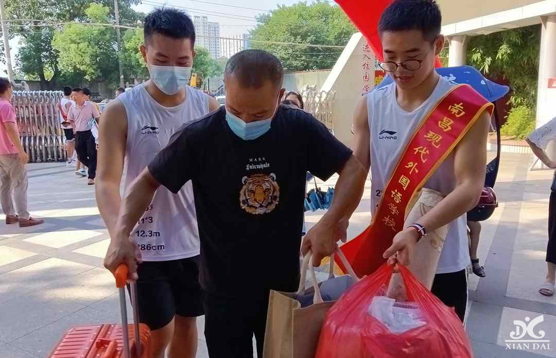 開學(xué)季！家長們開啟統(tǒng)一送娃模式！肩扛手提的場景很感人！愿少年們以夢為馬，不負(fù)韶華！加油！