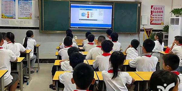 共同呵護(hù)孩子的眼睛 | 南昌現(xiàn)代外國(guó)語(yǔ)學(xué)校組織學(xué)生觀看青少年近視防控健康講座