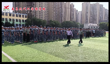 “為校爭光，為校爭光……”聲音響徹現(xiàn)外校園。