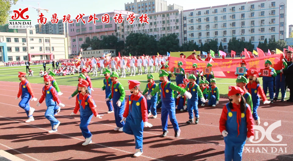 開幕式上，動感與青春碰撞，各班精心準備的才藝表演，展示了青春的風采