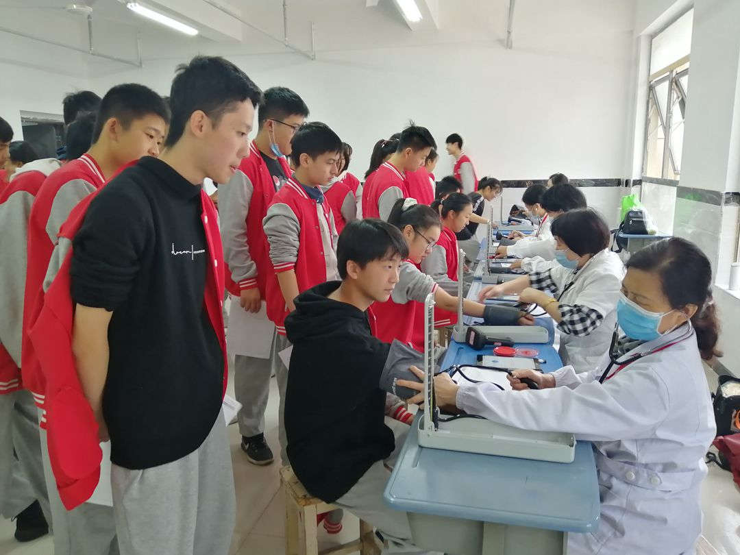 關(guān)愛學(xué)生促健康，快樂體檢進(jìn)校園 | 記南昌現(xiàn)代外國語學(xué)校學(xué)生健康體檢