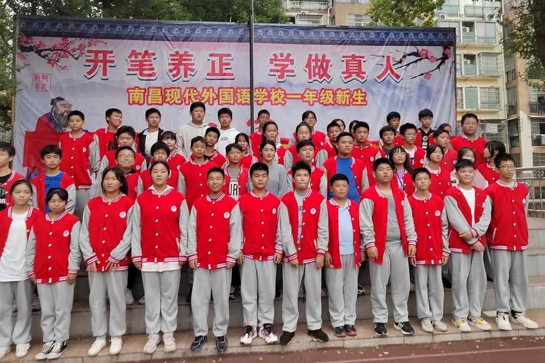 展風(fēng)貌 添活力 共進(jìn)步丨記南昌現(xiàn)代外國(guó)語學(xué)校初中部拔河比賽