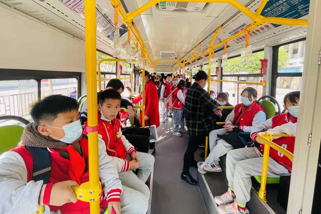 以“苗”護苗丨南昌現(xiàn)代外國語學(xué)校組織適齡兒童接種第一劑新冠疫苗