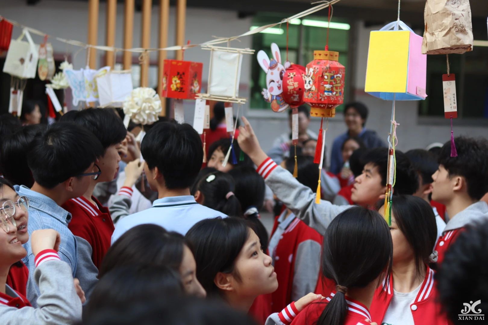 謎海探驪翰墨流芳共展青春風采，蘭亭遺韻舞袖翻飛同筑文化長卷
