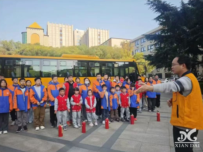 燃青春之火，筑校園“防”線｜南昌現(xiàn)代外國語學(xué)校開展校車救援應(yīng)急急演練