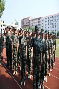軍訓(xùn)會(huì)操展風(fēng)采，颯爽英姿致青春
