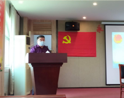 南昌現(xiàn)代外國(guó)語學(xué)校黨支部書記鄧華在2020年慶?！拔逅摹鼻嗄旯?jié)暨團(tuán)員發(fā)展大會(huì)上的講話