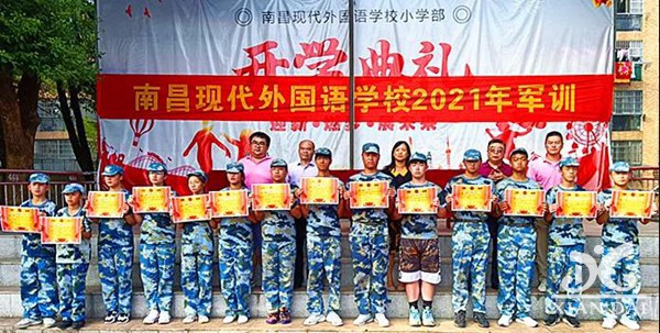 迷彩青春 意氣風(fēng)發(fā)｜南昌現(xiàn)代外國語學(xué)校2021級(jí)新生軍訓(xùn)圓滿閉幕